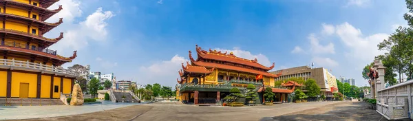 ベトナムホーチミン市 12月2021 ベトナムのコック パゴダ ホーチミン サイゴンの青い空の背景に赤い背の高いアジアの寺院 ホーチミン市の有名な塔です 旅行と宗教の概念 — ストック写真