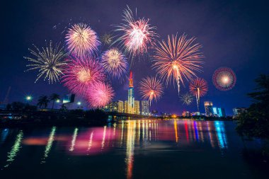 Kutlama. Havai fişekli gökyüzü Ho Chi Minh City (Saigon), Vietnam 'daki Landmark 81 gökdeleni aydınlatıyor. Güzel gece manzaralı şehir manzarası. Tatiller, yeni yılı ve Tet tatilini kutlamak.