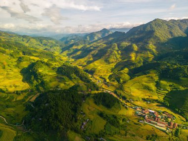 Vietnam 'ın kuzeyindeki Sapa şehri yakınlarındaki Mu cang chai kasabasındaki altın pirinç teraslarının hava manzarası. Vietnam, Yen Bai 'de hasat mevsiminde güzel bir pirinç tarlası. Seyahat ve manzara konsepti. Seçici odak