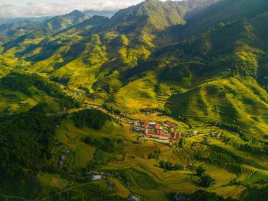 Vietnam 'ın kuzeyindeki Sapa şehri yakınlarındaki Mu cang chai kasabasındaki altın pirinç teraslarının hava manzarası. Vietnam, Yen Bai 'de hasat mevsiminde güzel bir pirinç tarlası. Seyahat ve manzara konsepti. Seçici odak
