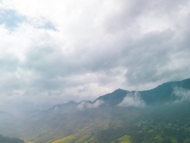 Vietnam 'ın kuzeyindeki Sapa şehri yakınlarındaki Mu cang chai kasabasındaki altın pirinç teraslarının hava manzarası. Vietnam, Yen Bai 'de hasat mevsiminde güzel bir pirinç tarlası. Seyahat ve manzara konsepti. Seçici odak