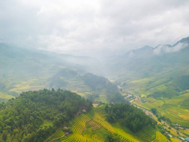 Vietnam 'ın kuzeyindeki Sapa şehri yakınlarındaki Mu cang chai kasabasındaki altın pirinç teraslarının hava manzarası. Vietnam, Yen Bai 'de hasat mevsiminde güzel bir pirinç tarlası. Seyahat ve manzara konsepti. Seçici odak