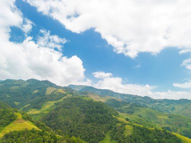 Vietnam 'ın kuzeyindeki Sapa şehri yakınlarındaki Mu cang chai kasabasındaki altın pirinç teraslarının hava manzarası. Vietnam, Yen Bai 'de hasat mevsiminde güzel bir pirinç tarlası. Seyahat ve manzara konsepti. Seçici odak