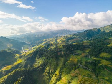 Vietnam 'ın kuzeyindeki Sapa şehri yakınlarındaki Mu cang chai kasabasındaki altın pirinç teraslarının hava manzarası. Vietnam, Yen Bai 'de hasat mevsiminde güzel bir pirinç tarlası. Seyahat ve manzara konsepti. Seçici odak
