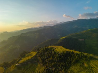 Vietnam 'ın kuzeyindeki Sapa şehri yakınlarındaki Mu cang chai kasabasındaki altın pirinç teraslarının hava manzarası. Vietnam, Yen Bai 'de hasat mevsiminde güzel bir pirinç tarlası. Seyahat ve manzara konsepti. Seçici odak