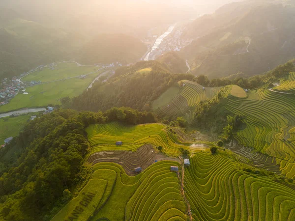 Vietnam 'ın kuzeyindeki Sapa şehri yakınlarındaki Mu cang chai kasabasındaki altın pirinç teraslarının hava manzarası. Vietnam, Yen Bai 'de hasat mevsiminde güzel bir pirinç tarlası. Seyahat ve manzara konsepti. Seçici odak