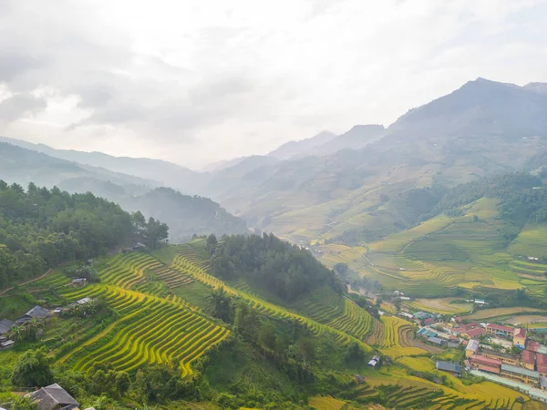 Vista Aerea Terrazze Riso Oro Cang Chai Città Vicino Sapa — Foto Stock