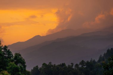 Vietnam 'ın kuzeyindeki Sapa şehri yakınlarındaki Mu cang chai kasabasındaki altın pirinç teraslarının hava manzarası. Vietnam, Yen Bai 'de hasat mevsiminde güzel bir pirinç tarlası. Seyahat ve manzara konsepti. Seçici odak