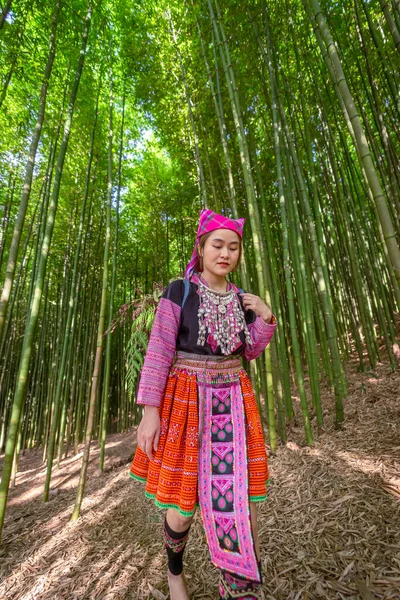 Pessoas Minoria Étnica Mong Com Vestido Colorido Traje Andando Floresta — Fotografia de Stock