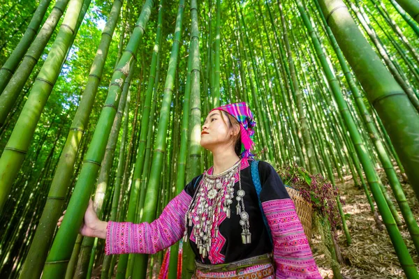 Pessoas Minoria Étnica Mong Com Vestido Colorido Traje Andando Floresta — Fotografia de Stock