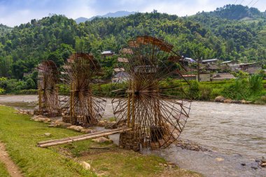 Mu Cang Chai 'deki su değirmeni manzarası, Yen Bai vilayeti, Vietnam bir yaz günü. Seyahat ve manzara konsepti.
