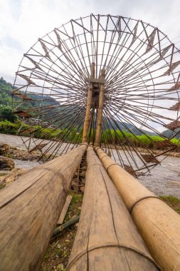 Mu Cang Chai 'deki su değirmeni manzarası, Yen Bai vilayeti, Vietnam bir yaz günü. Seyahat ve manzara konsepti.