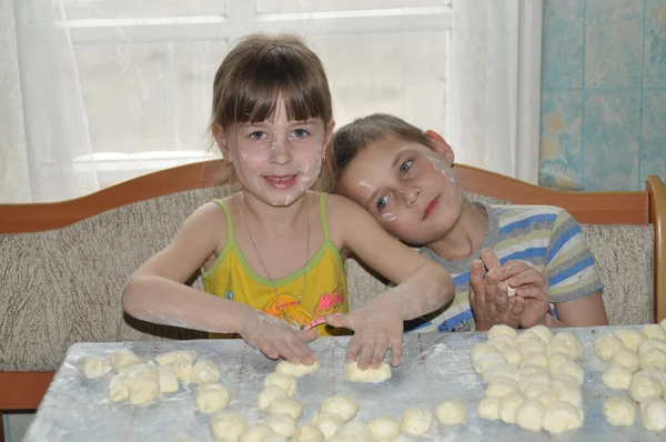 Flickan och pojken gör dumplings — Stockfoto