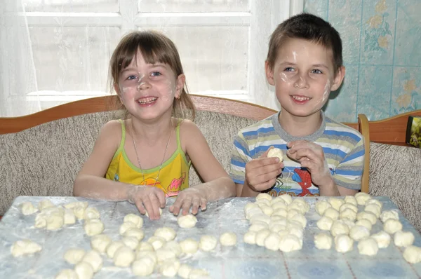 Flickan och pojken gör dumplings — Stockfoto