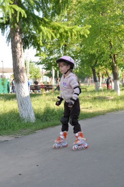 Kız paten üzerinde sürme