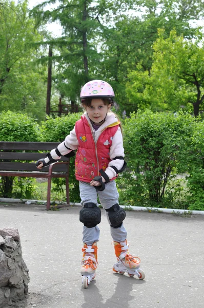 Dívka jízda na kolečkových bruslích — Stock fotografie