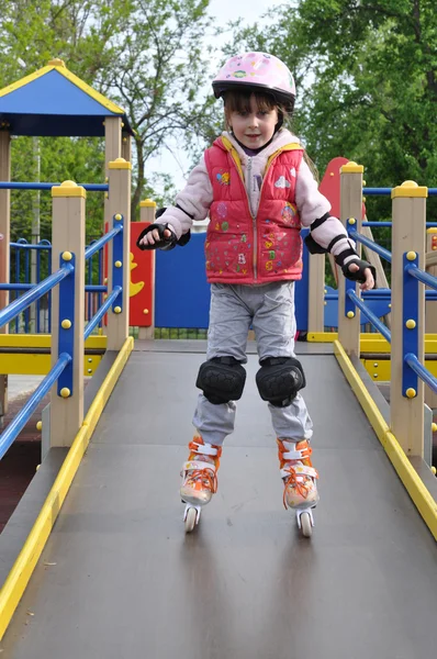 Mädchen reitet auf Rollschuhen — Stockfoto