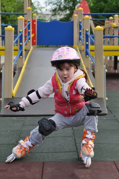 Flicka som rider på rullskridskor — Stockfoto