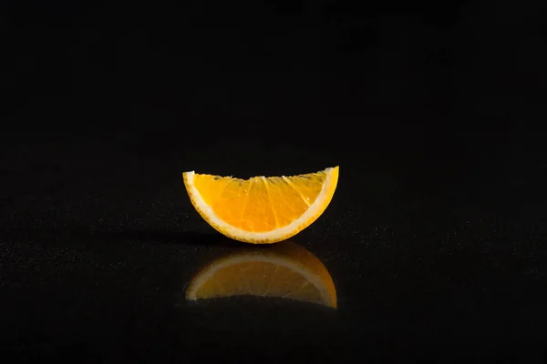 Fruta Laranja Fatiada Sobre Fundo Preto — Fotografia de Stock