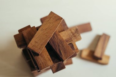 kule tahta blok oyunu ahşap masada