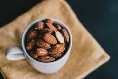 Kapalı Tuz Kavrulmuş Badem, beyaz bardakta..