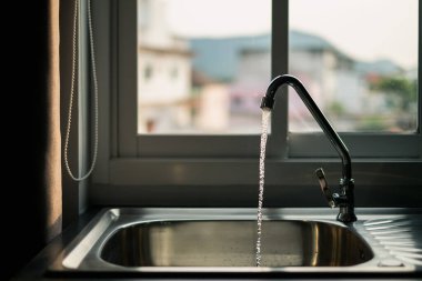 Modern lavabodan akan su ve dul geçmişi.