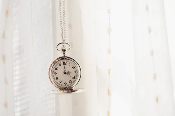Reloj Bolsillo Vintage Fondo Drapeado Blanco — Foto de Stock