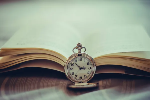 Вінтажний Кишеньковий Годинник Стара Книга Вінтажним Тоном — стокове фото