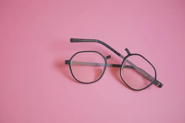 Brutna Glasögon Rosa Bakgrund — Stockfoto