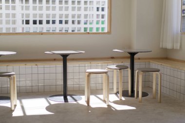 Kafedeki sandalye ve masa