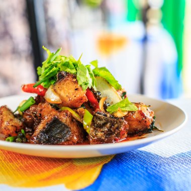 karıştırın kızarmış balık eti baharatlı,