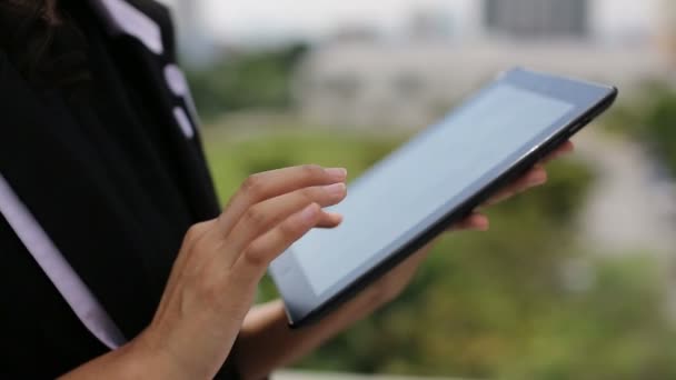 Mujer mano tocando tableta — Vídeo de stock