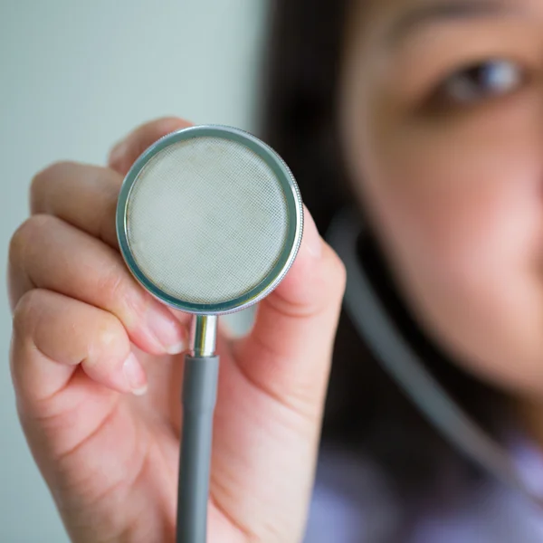 Mano del medico con stetoscopio — Foto Stock