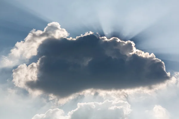 Яркое солнце в голубом небе с облаками — стоковое фото