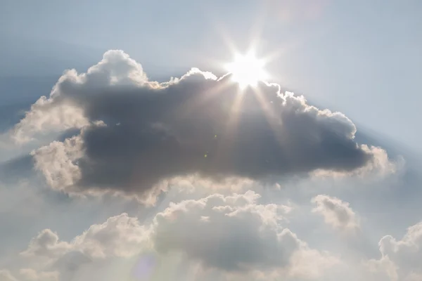 Strahlende Sonne am blauen Himmel mit Wolken — Stockfoto