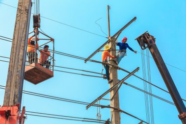 Elektrikçi yükleyerek bu yüksek enerjili elektrik kabloları