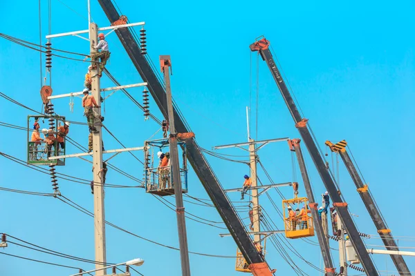 Elettricista stanno installando ad alta potenza — Foto Stock