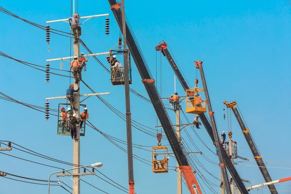 Electrician are installing high powered — Stock Photo, Image