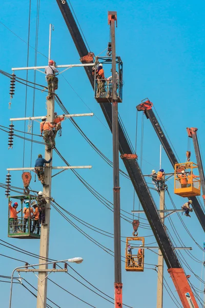 Elettricista stanno installando ad alta potenza — Foto Stock