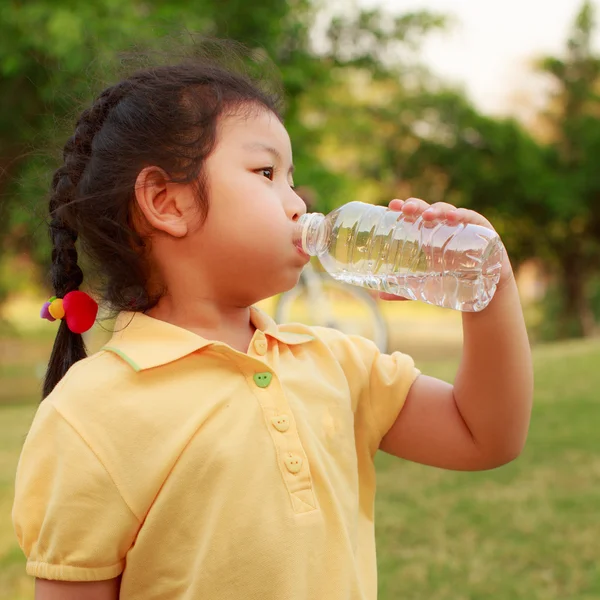Chica beber agua Imágenes de stock libres de derechos