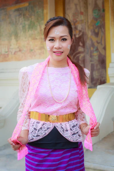 Retrato menina bonita tailandês-mon — Fotografia de Stock