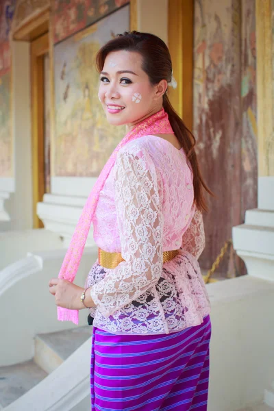 Retrato hermosa chica thai-mon —  Fotos de Stock