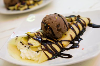 rotee, dondurma, çikolata ve muz ile colded krep 