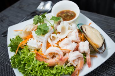 Taze deniz ürünleri.