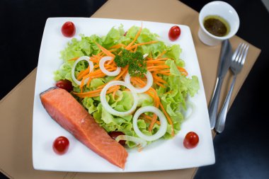 ızgara somon salata