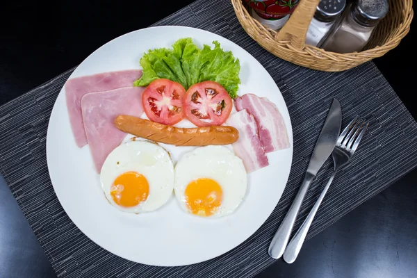 American breakfast with eggs ham bacon and sausage — Stock Photo, Image