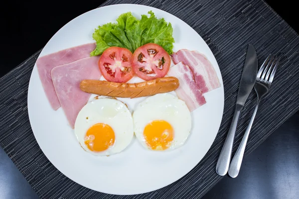 American breakfast with eggs ham bacon and sausage — Stock Photo, Image