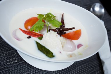 Tay tavuk çorbası Hindistan cevizi sütü