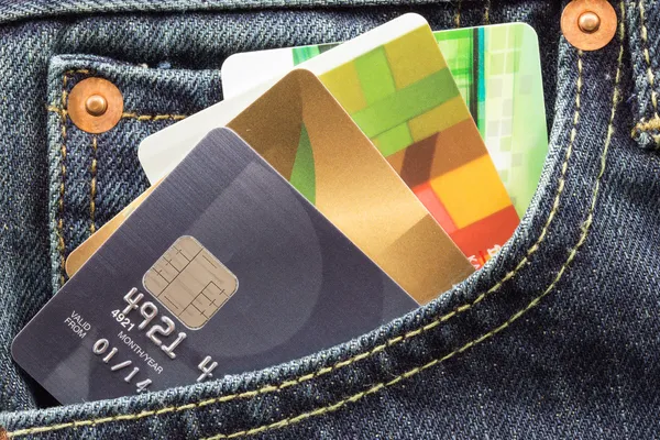 Kreditní karty v džínách kapsy — Stock fotografie