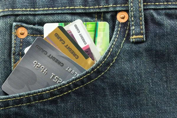 Carte di credito in tasca jeans — Foto Stock